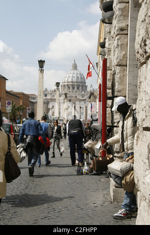 Einwanderer mit Taschen durch den Vatikan in Rom Italien Stockfoto