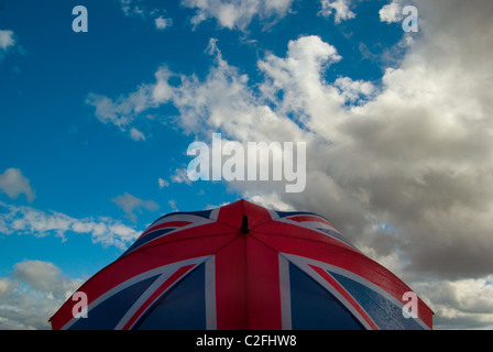 Union Jack Dach vor einem bewölkten blauen Himmel. Britische Wetter Konzept. Stockfoto