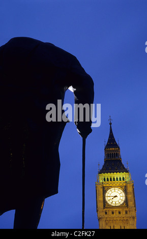 Big Ben Uhrturm mit Statue von Winston Churchill im Vordergrund; St.-Stephans Turm Stockfoto