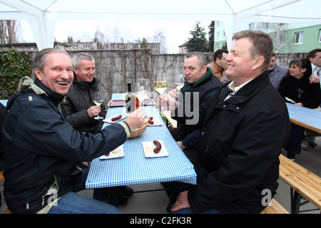 Gruppe von Männern, die trinken Wein bei der Weinverkostung im Weingut Karpatska Perla, Slowakei. Stockfoto