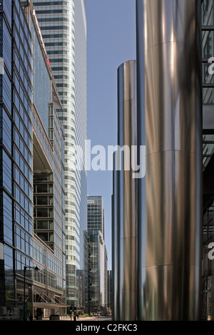 Ein Blick ins Innere, Canary Wharf, Blick nach Süden vom Canary Wharf Gebäude auf der rechten Seite, Barclays Bank Plc in der Ferne Stockfoto