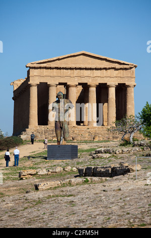 Eine Skulptur von Igor Mitoraj in das Tal der Tempel Agrigento Sizilien Stockfoto