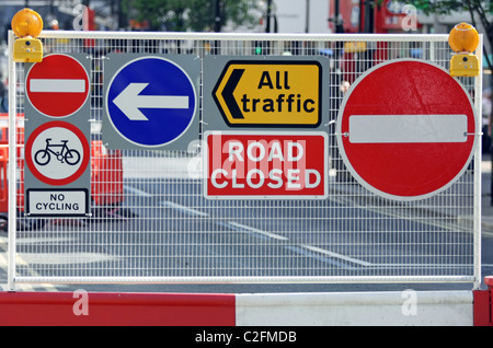 Verkehrsschilder in Oxford Street, London, England während eines Zeitraums von Straßenbauarbeiten die erforderte eine Straßensperrung Stockfoto