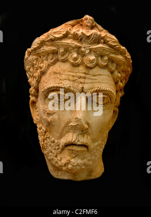 Römischer Bestattungsporträtkopf eines palmyrenischen Priesters mit zeremoniellem Lorbeerkranz, geschmückt mit einer winzigen Büste, 2.–3. Jahrhundert n. Chr., aus Palmyra, Syrien Stockfoto