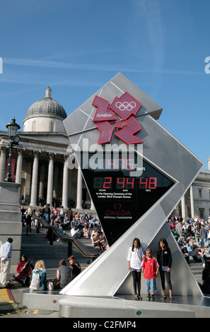 Kinder posieren vor der Uhr in Trafalgar Square in London Countdown zu den Olympischen Spielen 2012 in London. Stockfoto