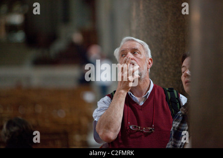 Ein Mann sucht in Staunen über die Kathedrale von Monreale, Palermo, Sizilien, Italien Stockfoto