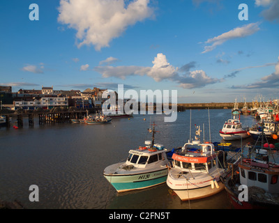 Shell-Fischerboote im Hafen von Bridlington im Abendlicht Stockfoto