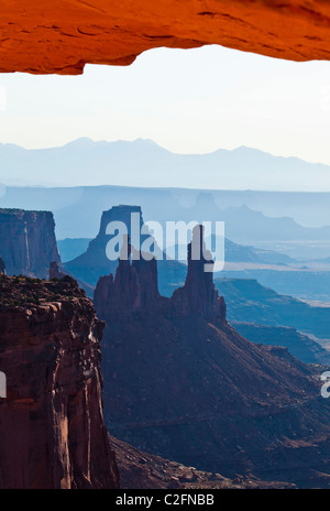 Auf der Suche nach Mesa Arch in Richtung Scheibe Frau Arch im Canyonlands National Park, Utah, USA. Stockfoto