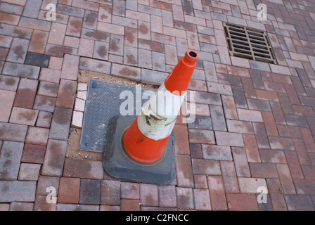 Verkehr Kegel auf gebrochene ebnet Stockfoto