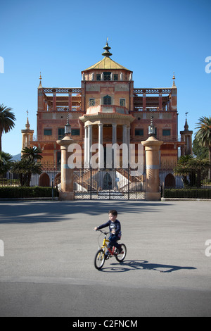 Eine junge Zyklen vorbei an den chinesischen Villa Favorita Royal Park, Palermo, Sizilien, Italien Stockfoto