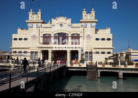 Das Restaurant Charleston schwimmt im Meer im Resort von Mondello, Palermo, Sizilien, Italien Stockfoto