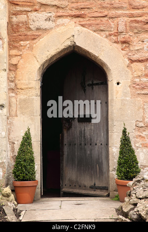 Offene Tür auf Vicars' Close, Wells, Somerset, England, Großbritannien Stockfoto