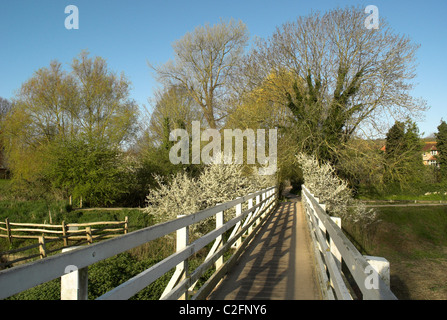 Fußgängerbrücke über den Fluß Cuckmere, das malerische Dorf Touristenort in der South Downs National Park. Stockfoto