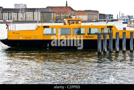 Gelbe Hafen Hafen Fähre Busse Teil des öffentlichen Nahverkehrssystems Kopenhagen Dänemark Skandinavien Stockfoto