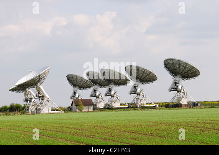Radioteleskope an Mullard Radio Astronomy Observatory, des Herrn Brücke, Barton, Cambridgeshire, England, Vereinigtes Königreich Stockfoto