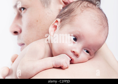 Baby auf Vaters Schulter Stockfoto