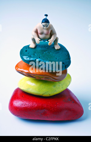 Spielzeug-Sumo-Ringer auf Farbsteine Stockfoto