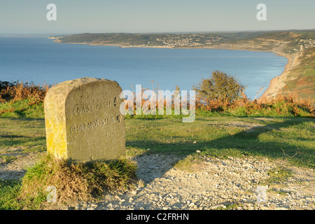 Eine steinerne Wegweiser auf der South West Coastal Path in Richtung Charmouth, Dorset. Stockfoto