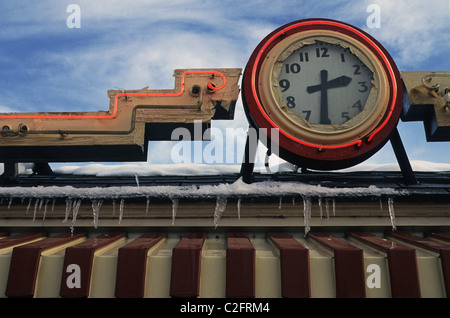 Neon-Uhr auf dem Boulevard Diner in Worcester, Massachusetts. Stockfoto