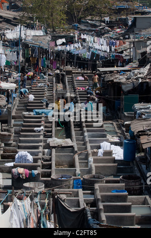 Dhobi vorbeilaufenden Wäschewaschen am Dhobi Ghats in Mumbai, Indien Stockfoto