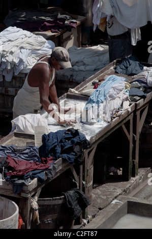 Dhobi vorbeilaufenden Wäschewaschen am Dhobi Ghats in Mumbai, Indien Stockfoto