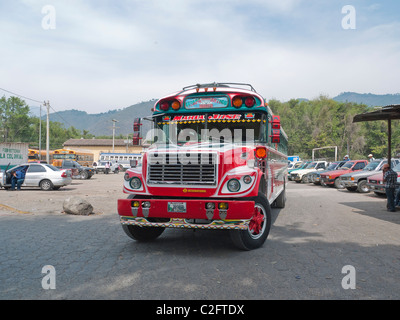 "Chicken Busse" sind bekanntlich in Mittelamerika außerhalb der wichtigsten Mercado in Antigua, Guatemala geparkt. Stockfoto