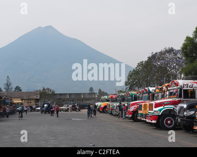 "Chicken Busse" sind bekanntlich in Mittelamerika außerhalb der wichtigsten Mercado in Antigua, Guatemala geparkt. Stockfoto