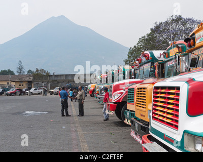 "Chicken Busse" sind bekanntlich in Mittelamerika außerhalb der wichtigsten Mercado in Antigua, Guatemala geparkt. Stockfoto