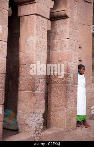 Mädchen gegen Bet Maryam Kirche in Lalibela Stockfoto