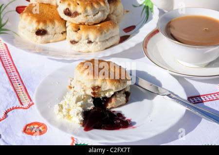 Scones mit Clotted Cream und Erdbeermarmelade. Stockfoto