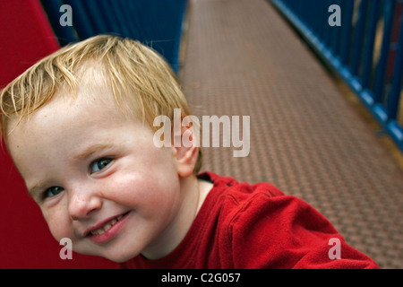 Eine glückliche Kleinkind spielen auf einem Spielplatz in Alameda, Kalifornien Stockfoto