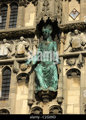 Canterbury Kent England Butter Market Christ Church Gate erbaut 1517 und Prinz Arthur gewidmet Moderne Bronzestatue von Jesus Christus gemacht 1990 Stockfoto