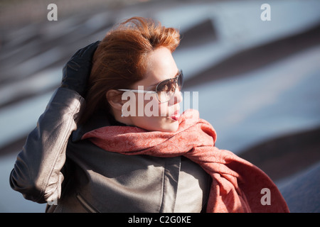 Schöne Frau in einem roten Schal Stockfoto