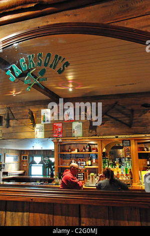 Salon mit Bar, historische Jacksons Taverne, State Highway 73, Jacksons, West Coast, Südinsel, Neuseeland Stockfoto