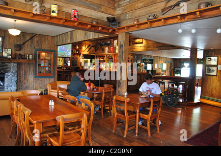 Salon mit Bar, historische Jacksons Taverne, State Highway 73, Jacksons, West Coast, Südinsel, Neuseeland Stockfoto