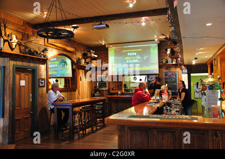 Salon mit Bar, historische Jacksons Taverne, State Highway 73, Jacksons, West Coast, Südinsel, Neuseeland Stockfoto