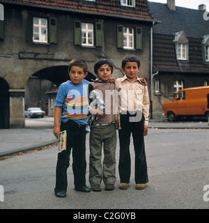 70er Jahre, Menschen, Kinder von Gastarbeitern, Türken, drei jungen Pose vor der Bergbausiedlung Schuengelberg, im Alter von 9 bis 12 Jahren, ein Junge mit präsentieren unter dem Arm, ein Junge mit Comic-Buch in der Hand, D-Gelsenkirchen, D-Gelsenkirchen-Buer, Ruhr Stockfoto