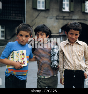 70er Jahre, Menschen, Kinder von Gastarbeitern, Türken, drei jungen Pose vor der Bergbausiedlung Schuengelberg, im Alter von 9 bis 12 Jahren, ein Junge mit präsentieren unter dem Arm, ein Junge mit Comic-Buch in der Hand, D-Gelsenkirchen, D-Gelsenkirchen-Buer, Ruhr Stockfoto