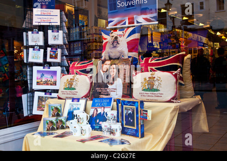Anzeige der Royal Wedding, William und Kate, Souvenirs, Andenken und Geschenke in einem Shop oder Store Fenster in Windsor, England, UK Stockfoto
