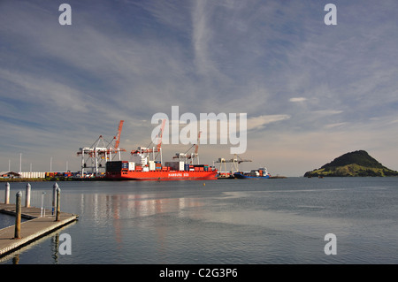 Containerschiff im Hafen von Tauranga von Mount Maunganui, Tauranga, Bay of Plenty, North Island, Neuseeland Stockfoto