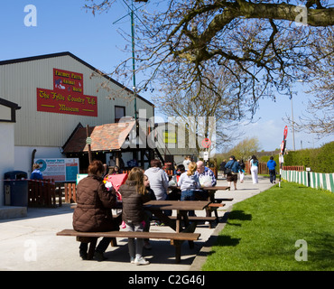 Gesundheit Gefahr  Young junge Landwirt Parr Animal Farm tragen Frühling Lamm, Blackpool, Lancashire UK. Stockfoto