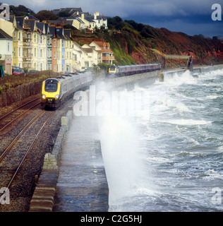 Plymouth-Cross Country Voyager Zug und London-gebundenen Great Western HST pass auf dem Deich in Dawlish bei stürmischem Wetter Stockfoto