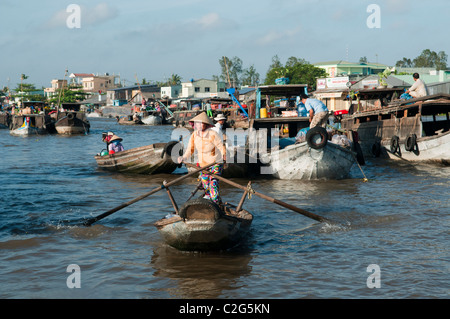 Vietnamesischen Verkäufer ihr Ruderboot bei Cai Rang schwimmende Markt im Mekong-Delta in Vietnam Stockfoto