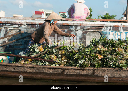 Früchte und Zutaten gekauft und verkauft in Cai Rang schwimmende Markt im Mekong-Delta in Vietnam Stockfoto