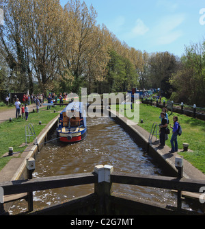 Einem schmalen Kahn durch Pyrford Schloss nahe Woking, Surrey, England Stockfoto