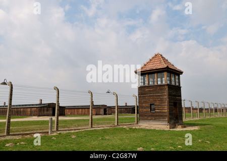 Turm und Stacheldraht Elektrozaun Bewachung anderen Abschnitt des Konzentrationslagers in Auschwitz - Birkenau zu sehen Stockfoto