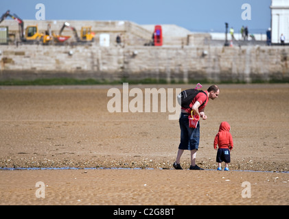 Vater und Sohn auf Margate Strand bei Ebbe. Stockfoto