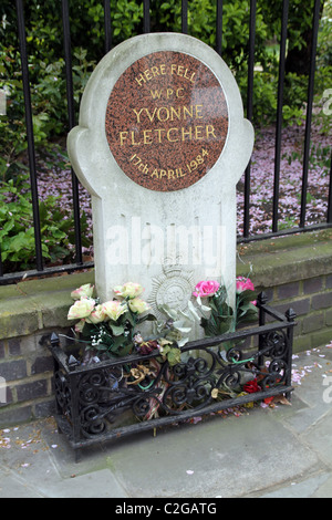 VEREINIGTES KÖNIGREICH. Denkmal für Polizist WPC Yvonne Fletcher in Str. Jamess Platz außerhalb der Ex-libysche Botschaft in London. Stockfoto