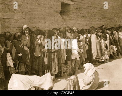 Linie von Apache-Männer, Frauen und Kinder außerhalb Agentur Gebäude am Ausgabetag, San Carlos, Arizona Stockfoto