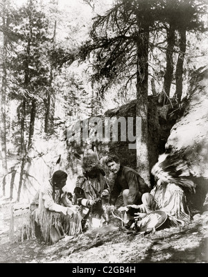 Ernest Thompson Seton, mit drei Blackfeet Indianer, zeigen, wie man ein Feuer entfachen Stockfoto